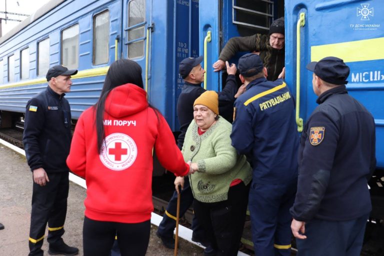 Кількість безкоштовних евакуаційних рейсів з Донеччини скоротили