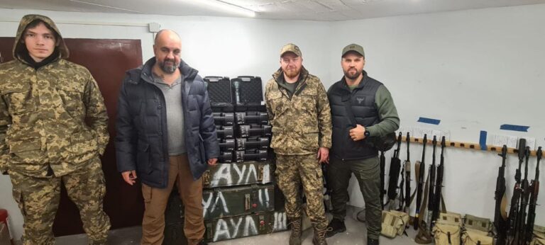 Безпека у темряві: ліхтарі-прожектори для добровольців громади