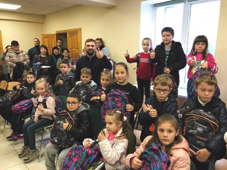Рюкзаки радості: 60 дітей-переселенців у Боярці отримали шкільні набори