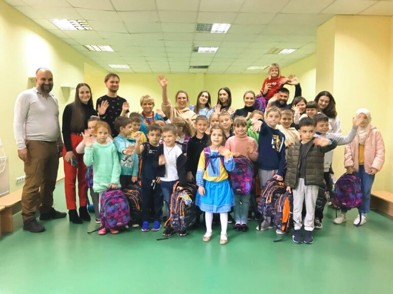Понад 80 нових рюкзаків передали дітям-переселенцям Петропавлівської громади